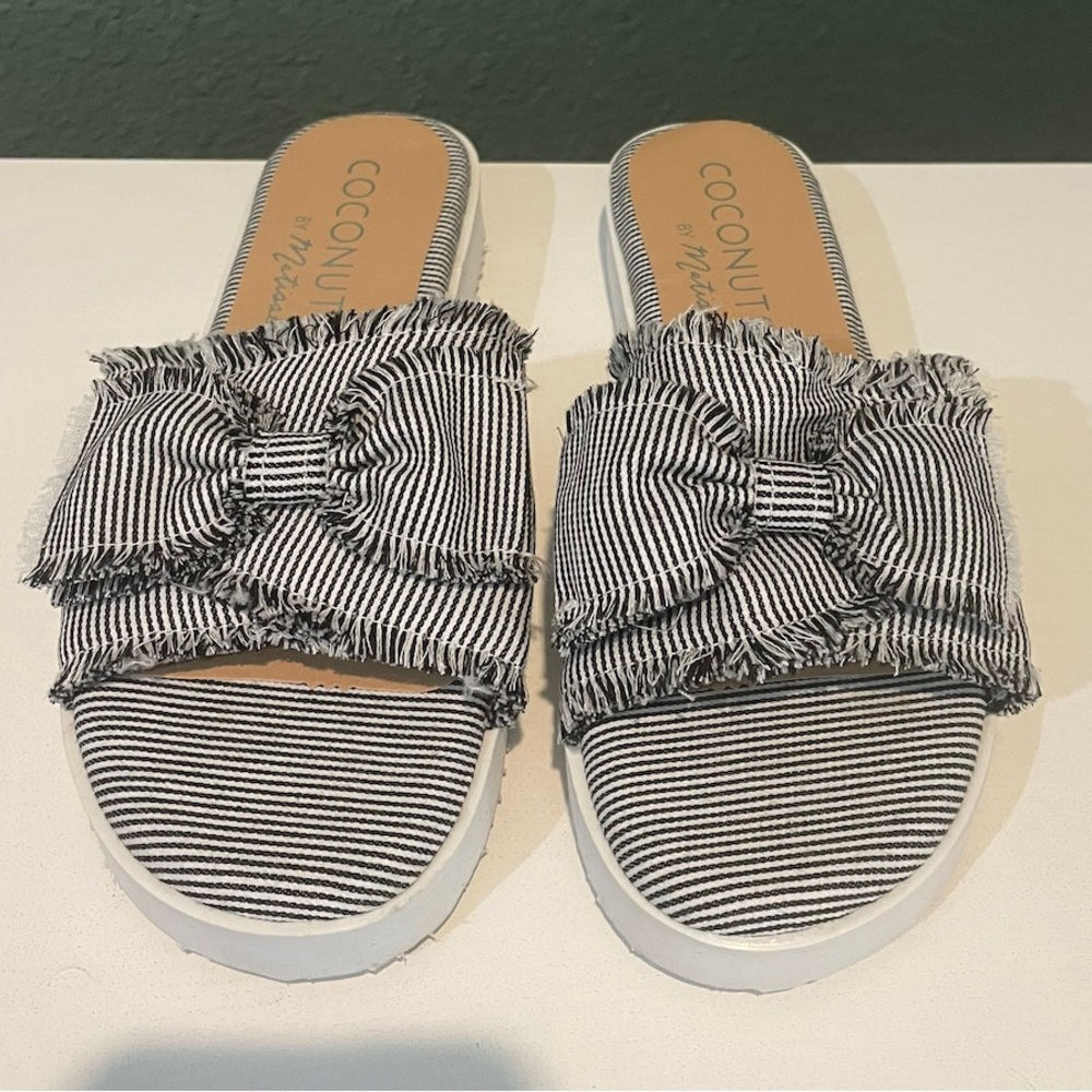 NEW Coconuts by Matisse slip on sandals